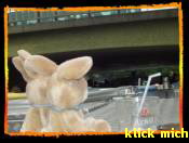 ... aaaaahhhh Achtung, Ohren einziehen ;-) Kein Wunder, dass das Glas so schnell leer war, wir hatten Angst, das es die Brücke umschubst ;-)  (click to make big)