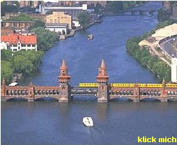  Oberbaumbrcke, hier wurde Lola rennt gedreht.    Die Oberbaumbrcke wurde 1896 anllich der Gewerbeausstellung im Treptower Park erffnet und mit der erhhten Viaduktanlage fr die U-Bahn vom Zoologischen Garten zur Warschauer Strae versehen.  An der Oberbaumbrcke befand sich seit 1724 die Zollstation Oberbaum. Ihre Funktion als Zollgrenze bedingte die stadttorhnliche Gestaltung mit Arkaden, Pfeilern und wehrhaften Mitteltrmen im Stil der mrkischen Backsteingotik.    Sie wurde im Mrz 1945 auf Befehl Hitlers gesprengt und erlitt dabei groe Schden. 