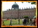 Filmdreh vom Lwenzahnteam vor dem Neuen Palais. Der Typ beim roten Pfeil is' dieser lustige Peter ;-)  (click to make big)