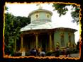 Der im 18. Jahrhundert weit verbreiteten Chinamode folgend, lie Friedrich II. 1755 einen Pavillon bauen, der sich beraus harmonisch in die Landschaft fgt.  (click to make big)