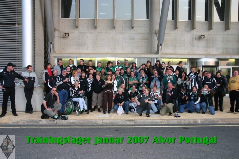 Gruppenfoto der Wahnsinnigen vor dem Estadio Algarve Gruppenfoto der Wahnsinnigen vor dem Estadio Algarve