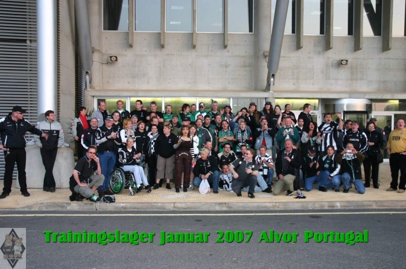 Gruppenfoto der Wahnsinnigen vor dem Estadio Algarve