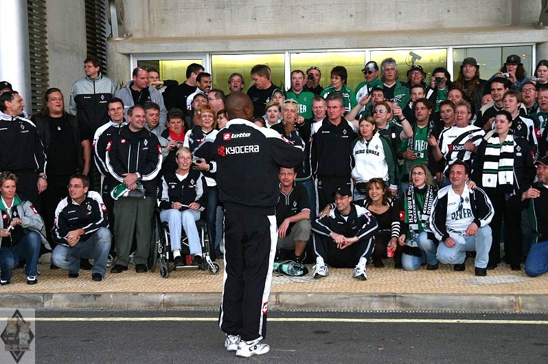 Gruppenfoto der Wahnsinnigen vor dem Estadio Algarve Gruppenfoto der Wahnsinnigen vor dem Estadio Algarve