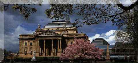 Im Auftrag von Kaiser Wilhelm II. wurde das heutige Hessische Staatstheater 1894 von den Wiener Architekten Fellner und Helmer gebaut. Das prunkvolle reprsentative Foyer im Rokoko-Stil wurde 1902 angefgt. Der neobarocke Theatersaal im Groen Haus umfasst 1041 Sitzpltze, das Kleine Haus 328 und das Studio 89