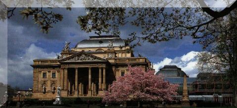 Im Auftrag von Kaiser Wilhelm II. wurde das heutige Hessische Staatstheater 1894 von den Wiener Architekten Fellner und Helmer gebaut. Das prunkvolle reprsentative Foyer im Rokoko-Stil wurde 1902 angefgt. Der neobarocke Theatersaal im Groen Haus umfasst 1041 Sitzpltze, das Kleine Haus 328 und das Studio 89